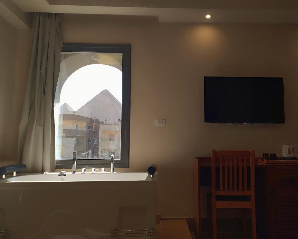 TV a/nebo společenská místnost v ubytování Zahira Pyramids View
