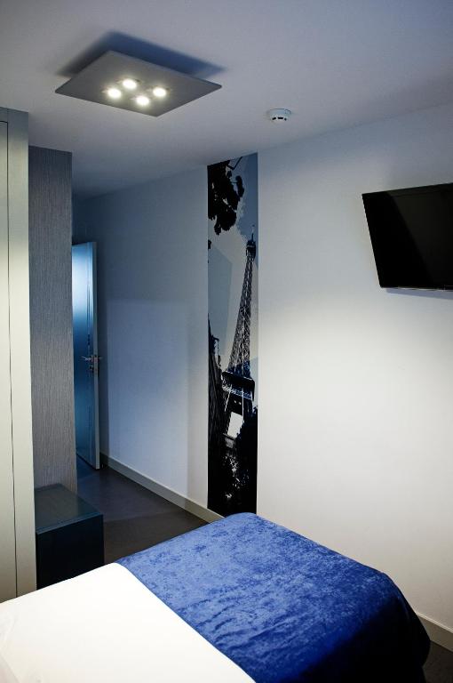 Televízia a/alebo spoločenská miestnosť v ubytovaní Hostal Averroes