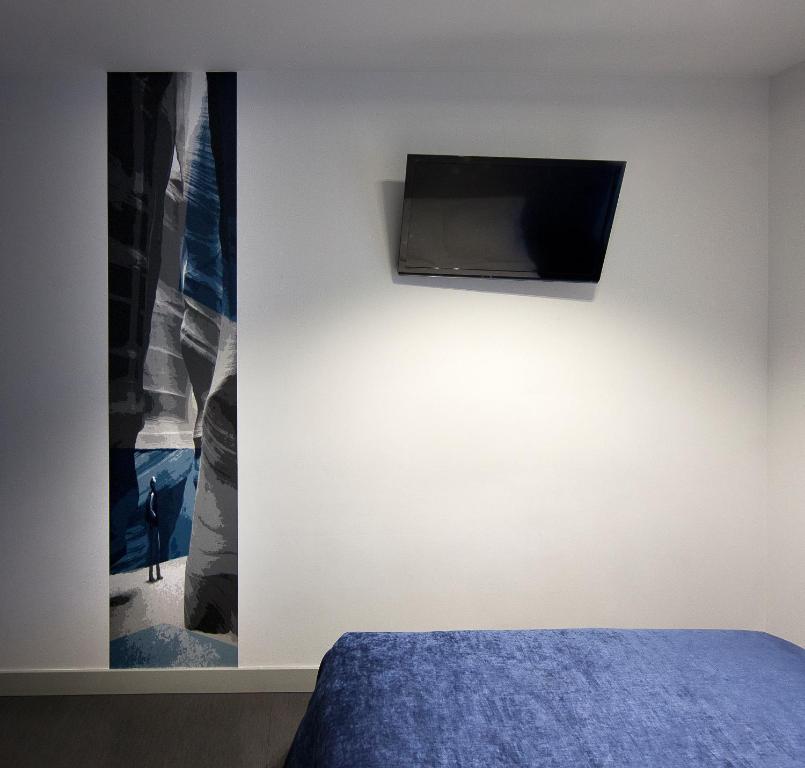 Televízia a/alebo spoločenská miestnosť v ubytovaní Hostal Averroes