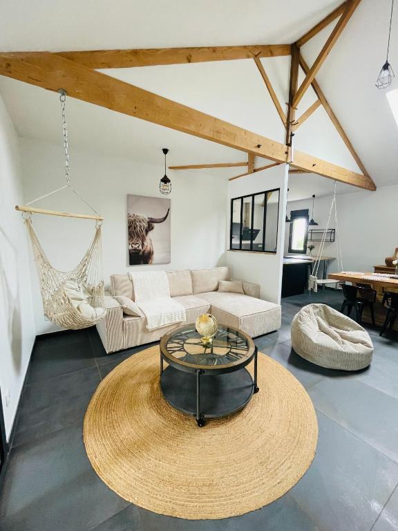 un salon avec un canapé et une table dans l'établissement Maison plain-pied, à Chamadelle