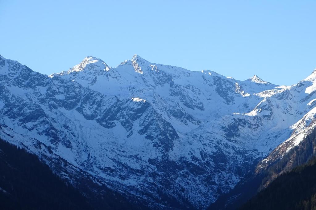 Pemandangan gunung umum atau pemandangan gunung yang diambil dari apartmen