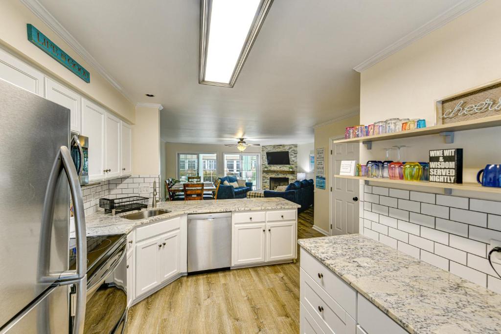 Kuchyň nebo kuchyňský kout v ubytování 2 Mi to Rehoboth Beach Home with Sunroom!