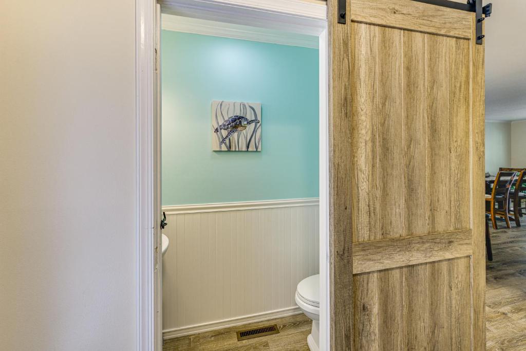 Fotografie z fotogalerie ubytování 2 Mi to Rehoboth Beach Home with Sunroom! v destinaci Rehoboth Beach