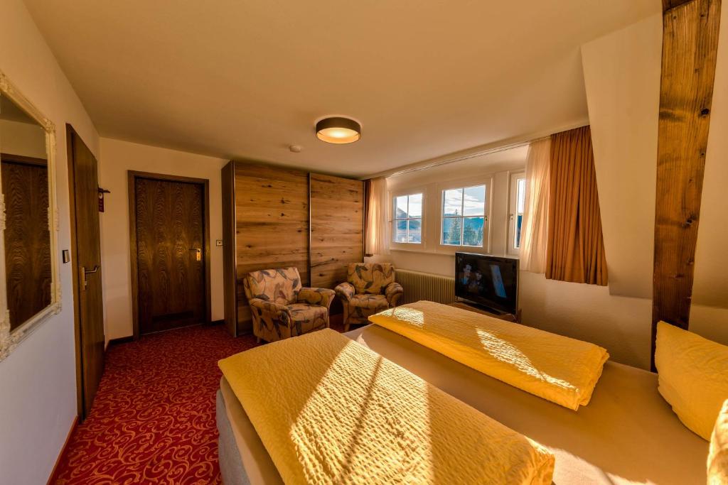 TV a/nebo společenská místnost v ubytování Hotel Sonneneck Titisee -Adults Only-