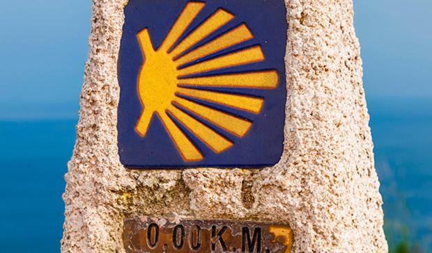 a rock with a yellow symbol on it at Apartamento A Cabana II in Porriño
