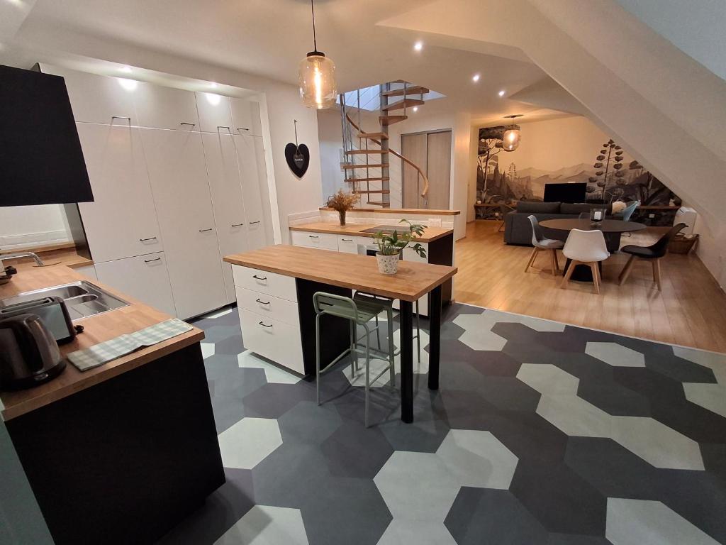 une cuisine et un salon avec une table et un étage dans l'établissement Appartement spacieux centre ville parking privé, à Tours