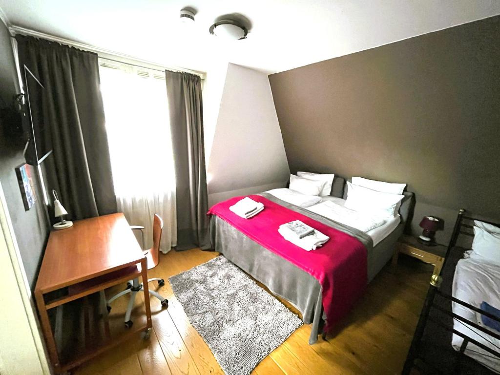 a small room with a bed with a red blanket at Doppelzimmer, eigenes Bad, stadtnahe, ruhig, Airport nahe! in Bönningstedt
