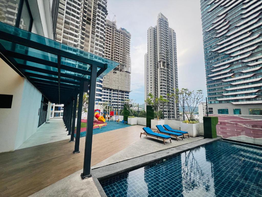 Πισίνα στο ή κοντά στο RoseWood Suites At Reizz Residence