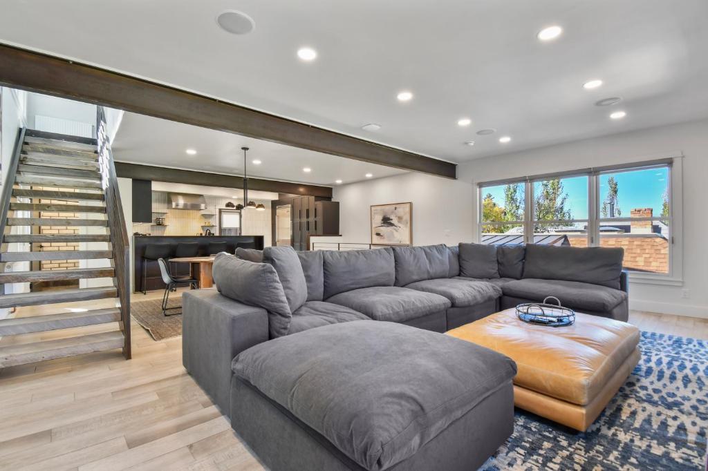 Ruang duduk di Peak of Park Ave by Park City Vacations