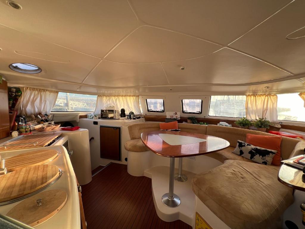 リスボンにあるCatamaran Corto Maltese IIIのキッチン、船内のリビングルーム