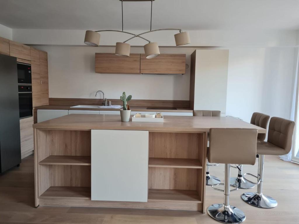 - une cuisine avec un îlot en bois et un évier dans l'établissement Charmant 2 pièces Centre Ville, à Nice