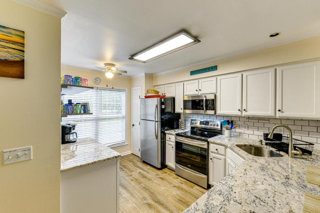 Kuchyň nebo kuchyňský kout v ubytování 2 Mi to Rehoboth Beach Home with Sunroom!