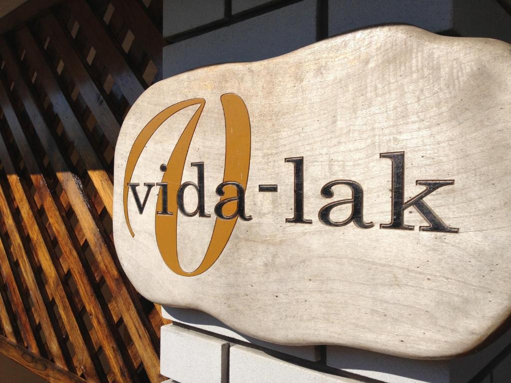 a sign that says vida latassi on a building at Vida-lak in Berekfürdő