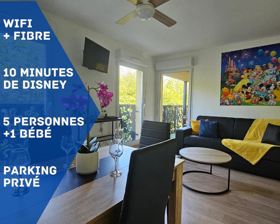 un salon avec un canapé et une table dans l'établissement Magic Dreams Appartement Paris, à Montévrain