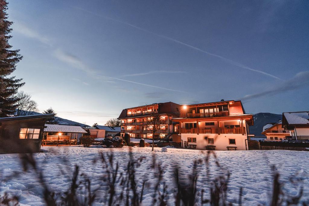 Un edificio con nieve delante en Hotel Reischach, en Brunico