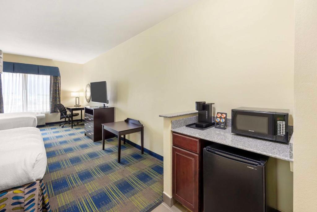 Best Western Plus Pratt - Suite Queen Con Dos Camas Queen