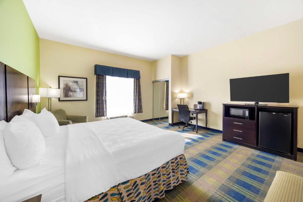 Best Western Plus Pratt - Habitación King Rom Con Cocina Americana