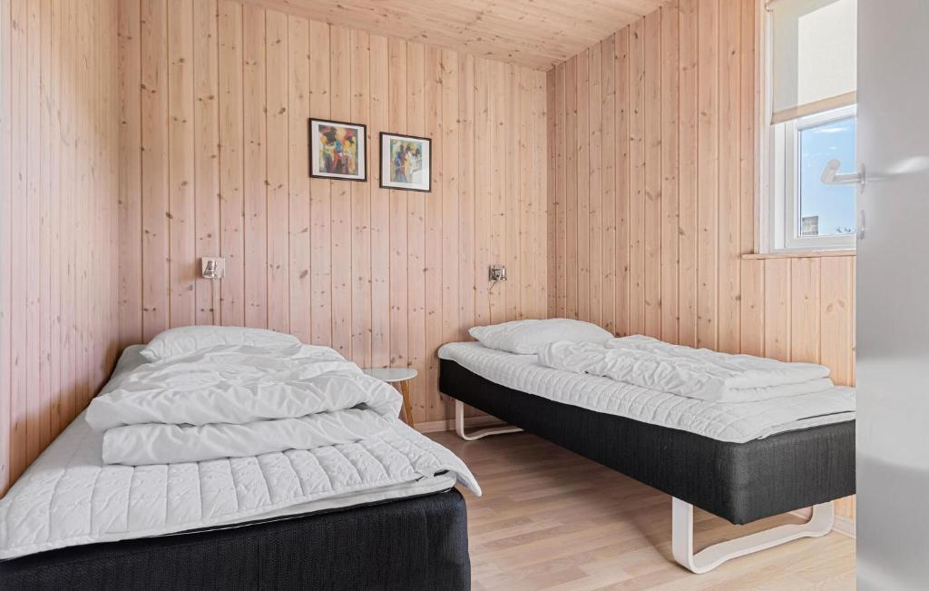 Postel nebo postele na pokoji v ubytování Lovely Home In Løkken With Sauna