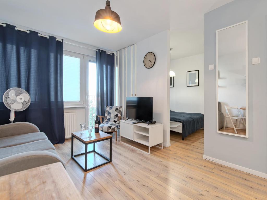 グディニャにあるGdynia Seaside Apartment - Balcony, Workspace, Bus - by Rentujemyのソファとテレビのあるリビングルーム
