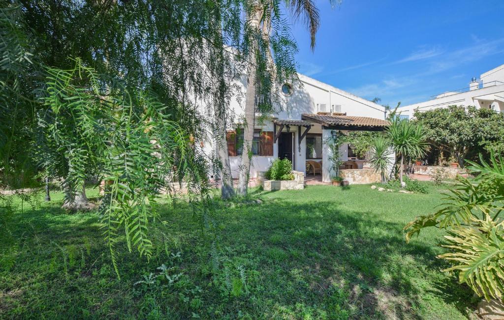 O grădină în afara Nice Home In Marina Di Ragusa
