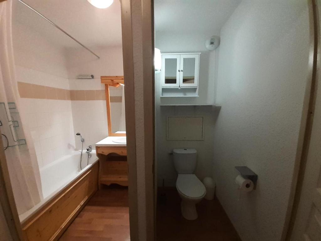 une petite salle de bain avec toilettes et lavabo dans l'établissement Chalet Florence - Studio pour 4 Personnes MAE-0371, à Modane