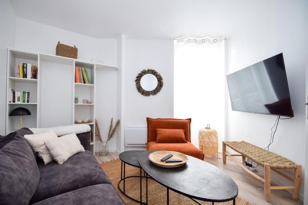 un salon avec un canapé et une table dans l'établissement Ma petite Folie Appt 3 pers porte du jerzual, à Dinan