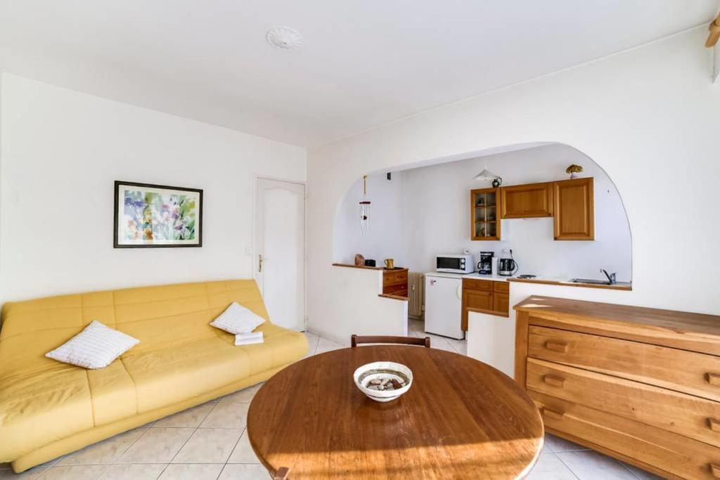 un salon avec un canapé et une table dans l'établissement Le Studio Provençal Welkeys, à Antibes
