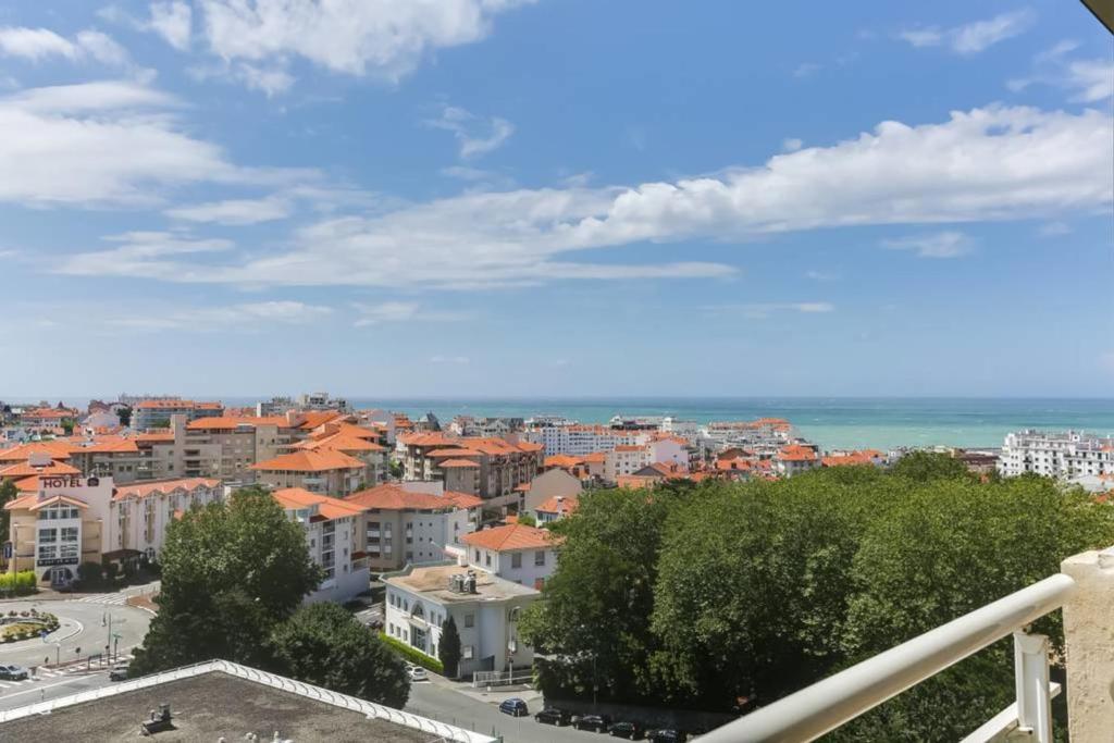 une vue d'une ville depuis un balcon dans l'établissement Appartement Pringie - Welkeys, à Biarritz