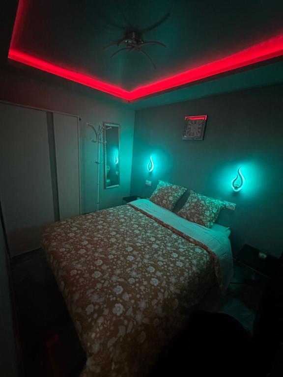 - une chambre dotée d'un lit avec des lumières bleues dans l'établissement The most beautiful studio, à Bagnolet