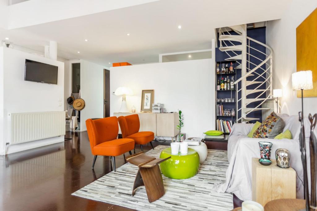 - un salon avec des chaises orange et un canapé dans l'établissement Flat Seventies and terrace - Welkeys, à Marseille