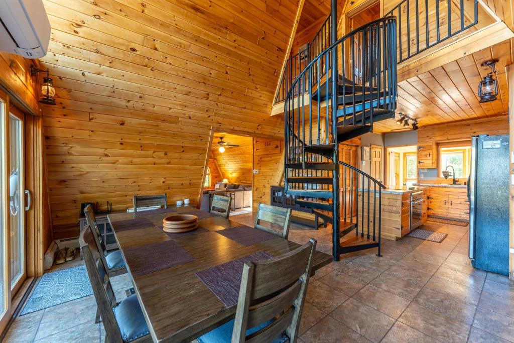 Φωτογραφία από το άλμπουμ του Peaceful Lake Front A-Frame in Ely σε Ely