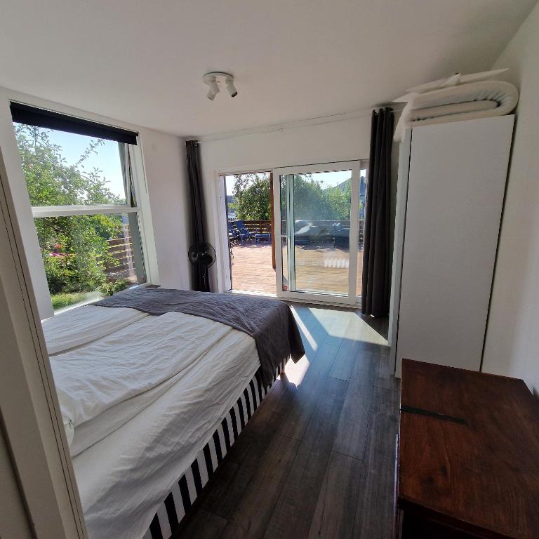 Stilren svit lägenhet med trädäck och laddstation - One-Bedroom Apartment