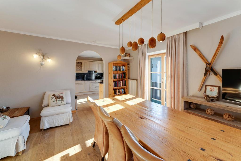 salon z drewnianym stołem i kuchnią w obiekcie Design Apartment Villa Anna Kitzbühel w mieście Kitzbühel