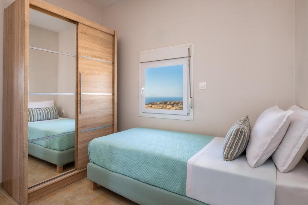 Postel nebo postele na pokoji v ubytování Dune Santorini Summer House