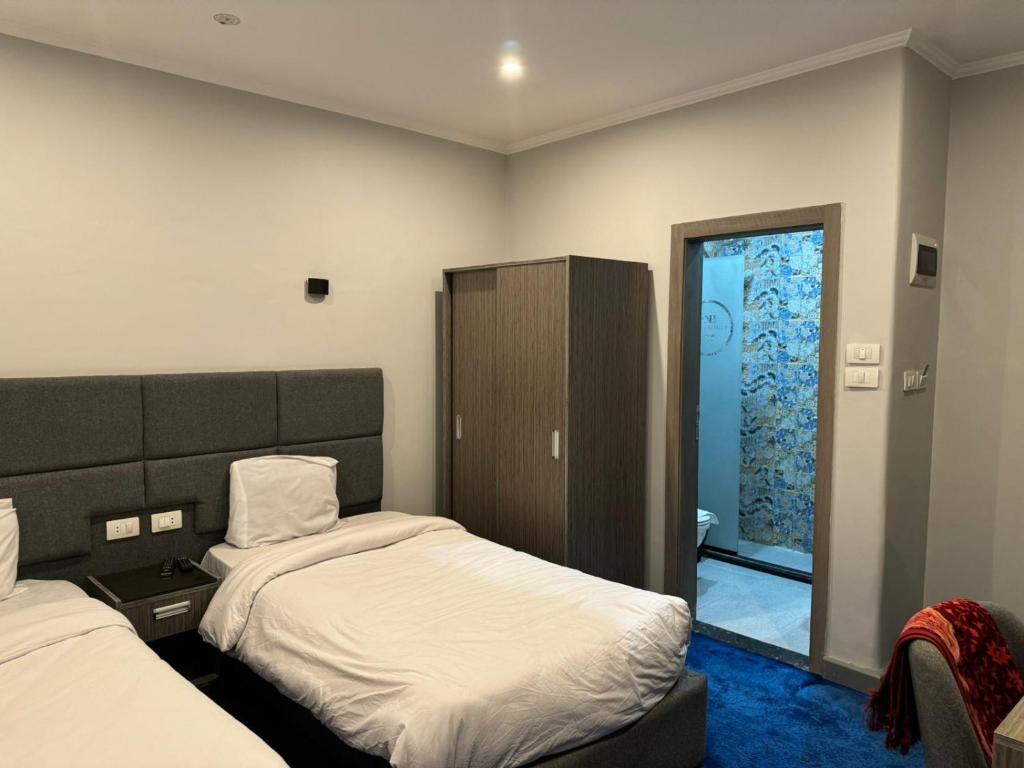 Postel nebo postele na pokoji v ubytování nuba nile hotel