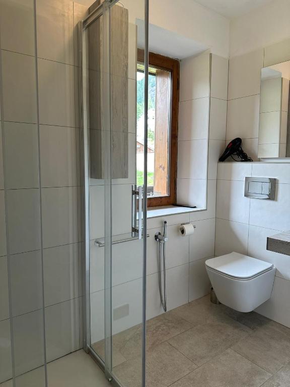 Koupelna v ubytování CASA VACANZE MIRAMONTI - appartamento con balcone con vista sulle Dolomiti