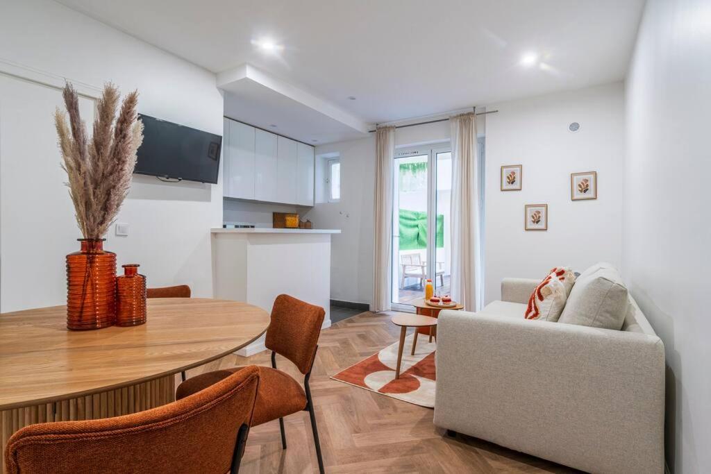 une cuisine et un salon avec une table et un canapé dans l'établissement Studio avec terrasse #SacréCœur #Montmartre - II, à Paris