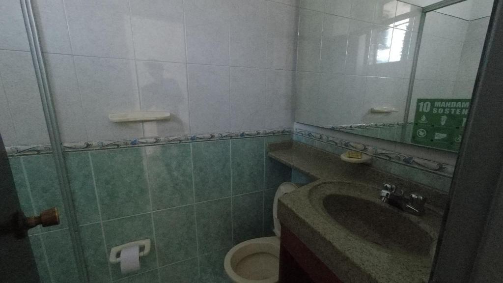 Koupelna v ubytování Miami Hotel