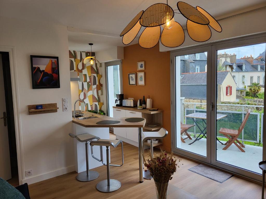 une cuisine avec une table et des chaises dans une pièce dans l'établissement T2, centre ville, au calme, à Vannes