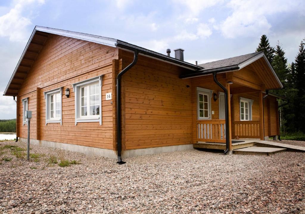 una pequeña casa de madera con muchas ventanas en Salkolahti Lomamökit, en Längelmäki