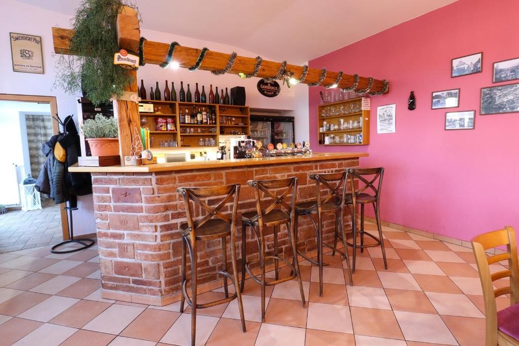 Lounge nebo bar v ubytování Penzion U HLAVÁČKŮ