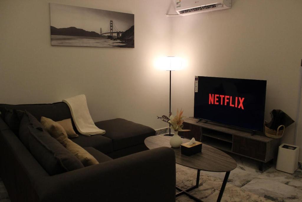 Et tv og/eller underholdning på استوديو أنيق مطل على البوليفارد 205