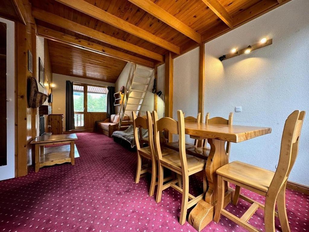 une chambre avec une table, des chaises et un lit superposé dans l'établissement Résidence Soldanelles - Résidence SOLDANELLES N°23 MAE-1641, à La Plagne Tarentaise