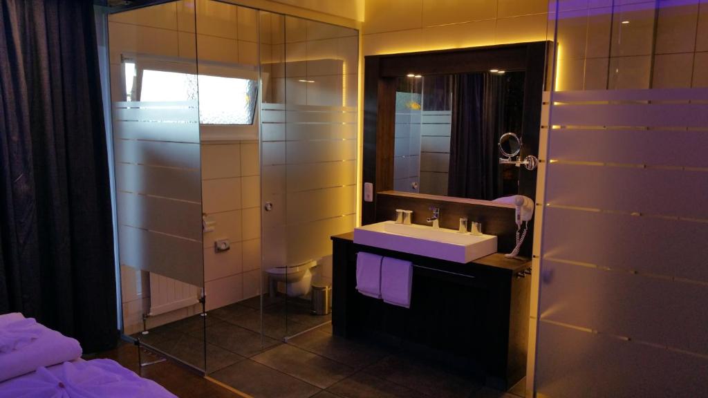 Ein Badezimmer in der Unterkunft Hotel De Lange Man Monschau Eifel
