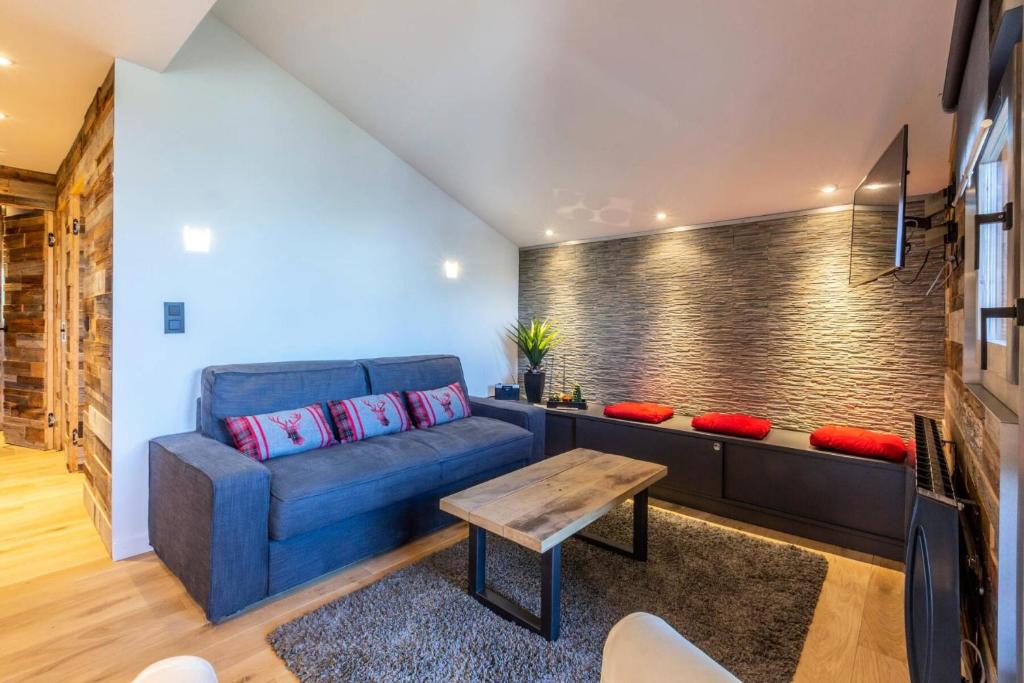 un salon avec un canapé bleu et une table dans l'établissement Résidence Portail G - PORTAIL 32-33 MAE-1401, à Valmorel