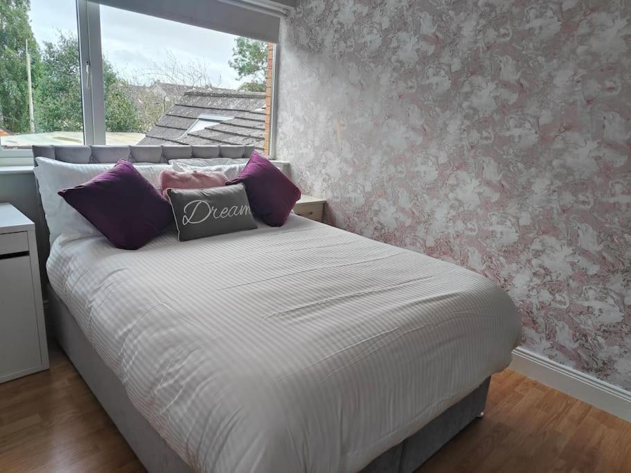 Postel nebo postele na pokoji v ubytování Entire Home 10 min from Dublin Airport
