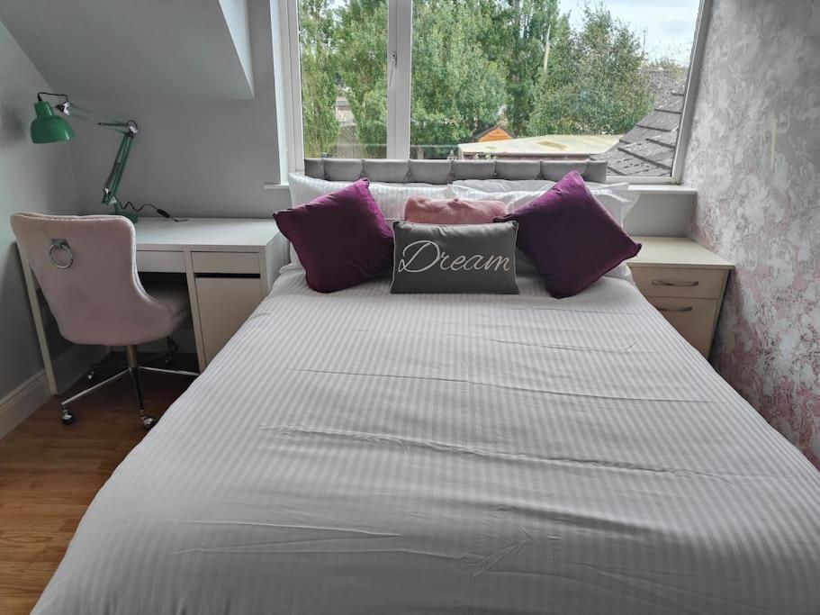 Postel nebo postele na pokoji v ubytování Entire Home 10 min from Dublin Airport