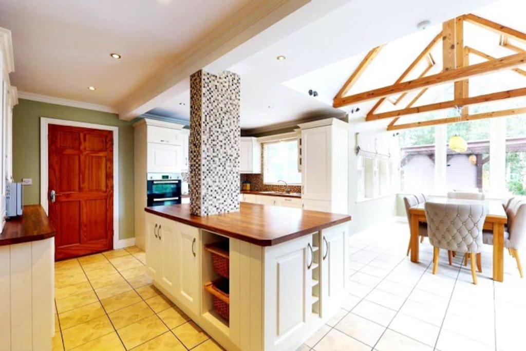 Kuchyň nebo kuchyňský kout v ubytování Entire Home 10 min from Dublin Airport