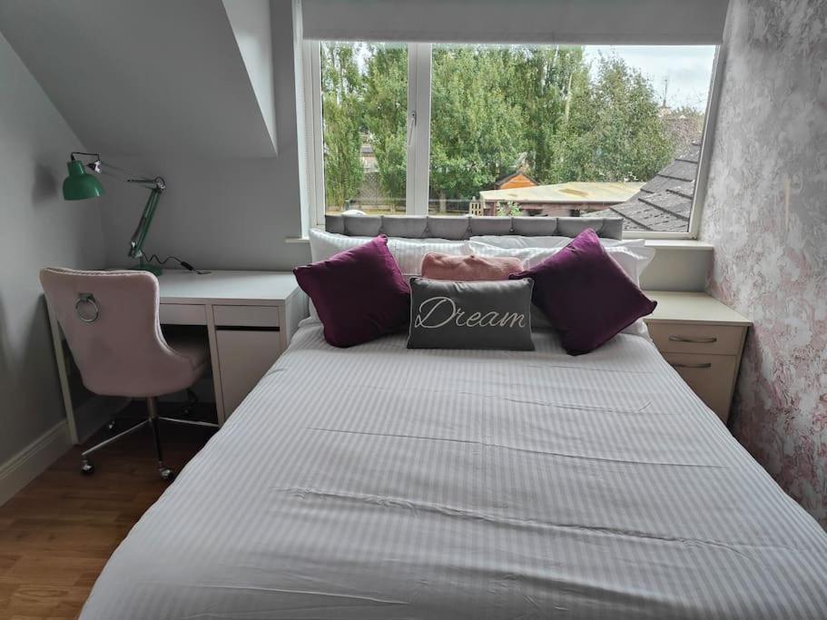 Postel nebo postele na pokoji v ubytování Entire Home 10 min from Dublin Airport