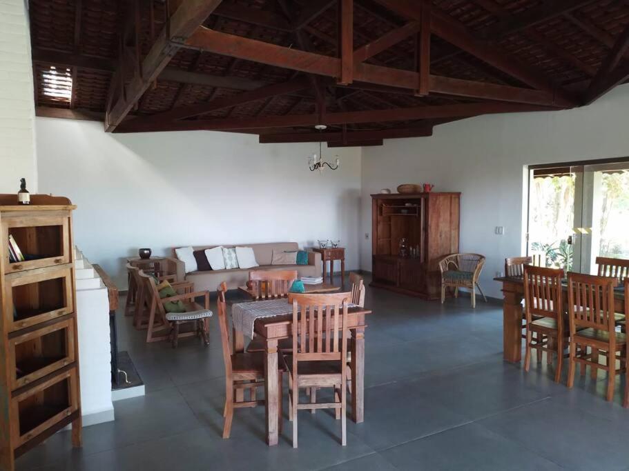 sala de estar con sillas de madera y comedor en Sítio Terra Mãe, en Campinas